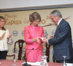 Doña Sofía recibe de manos del presidente de la Federación Española de Bancos de Alimentos el Premio "Espiga de Oro 2013"